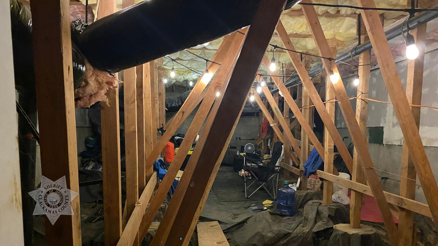 Wohnung eines Mannes, der unter einem Haus in Oregon lebte
