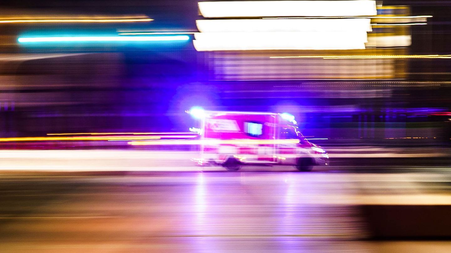 Der Mann kam mit schwersten Verletzungen ins Krankenhaus. (Archivbild) Foto: Frank Rumpenhorst/dpa
