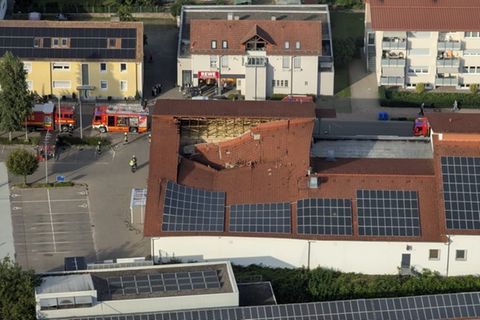 Die Luftaufnahme einer Drohne der Freiwilligen Feuerwehr Lauchringen zeigt das teilweise eingestürzte Dach eines Supermarktes