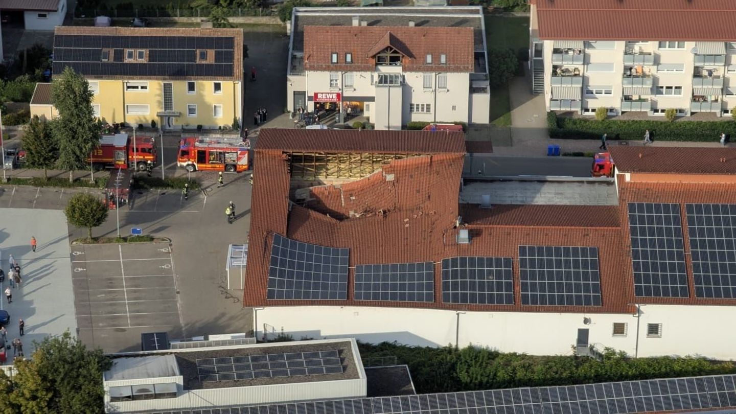 Die Luftaufnahme einer Drohne der Freiwilligen Feuerwehr Lauchringen zeigt das teilweise eingestürzte Dach eines Supermarktes