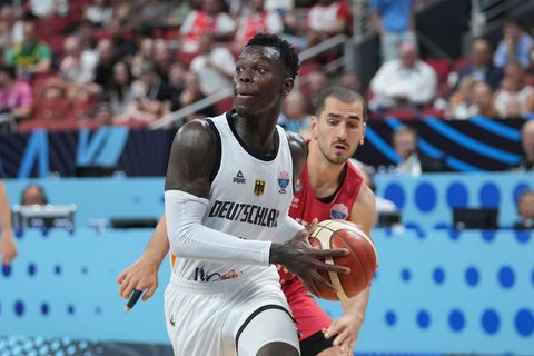 Dennis Schröder und Co. sind sportlich auf Kurs. Probleme bereitet aber das Hotel. Foto: Sergei Grits/AP/dpa