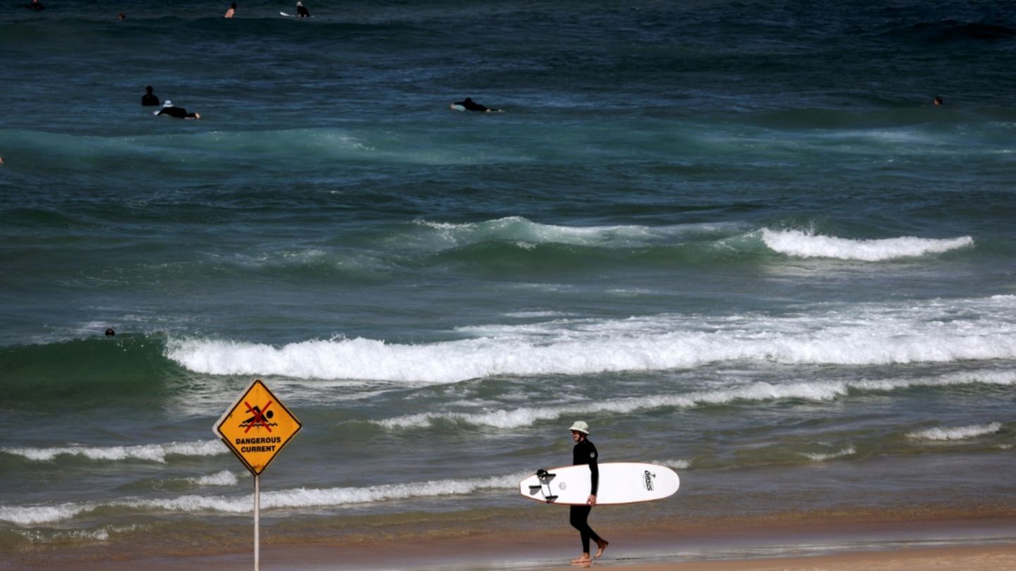 Surfer am Bondi Beach in Sydney am Sonntag