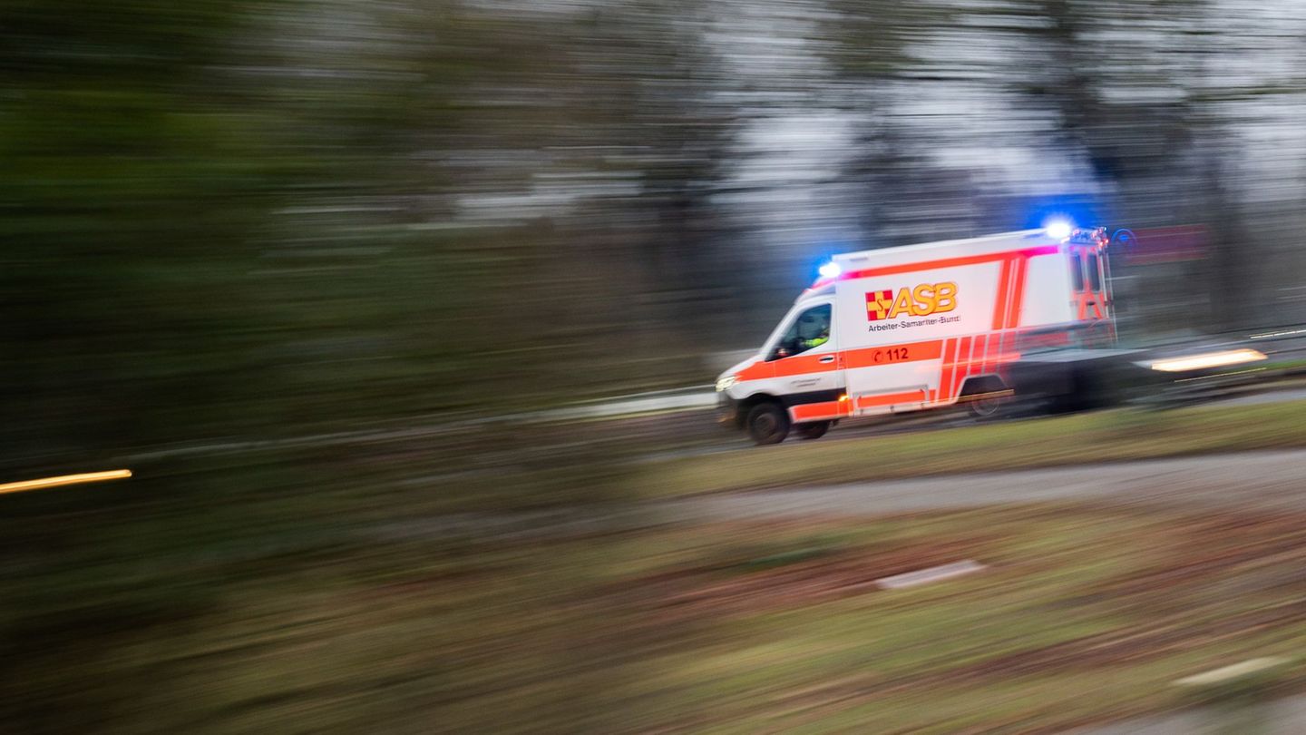 Die Sanitäter bringen den Mann noch ins Krankenhaus. Dort erliegt er seinen Verletzungen. (Symbolbild) Foto: Julian Stratenschul