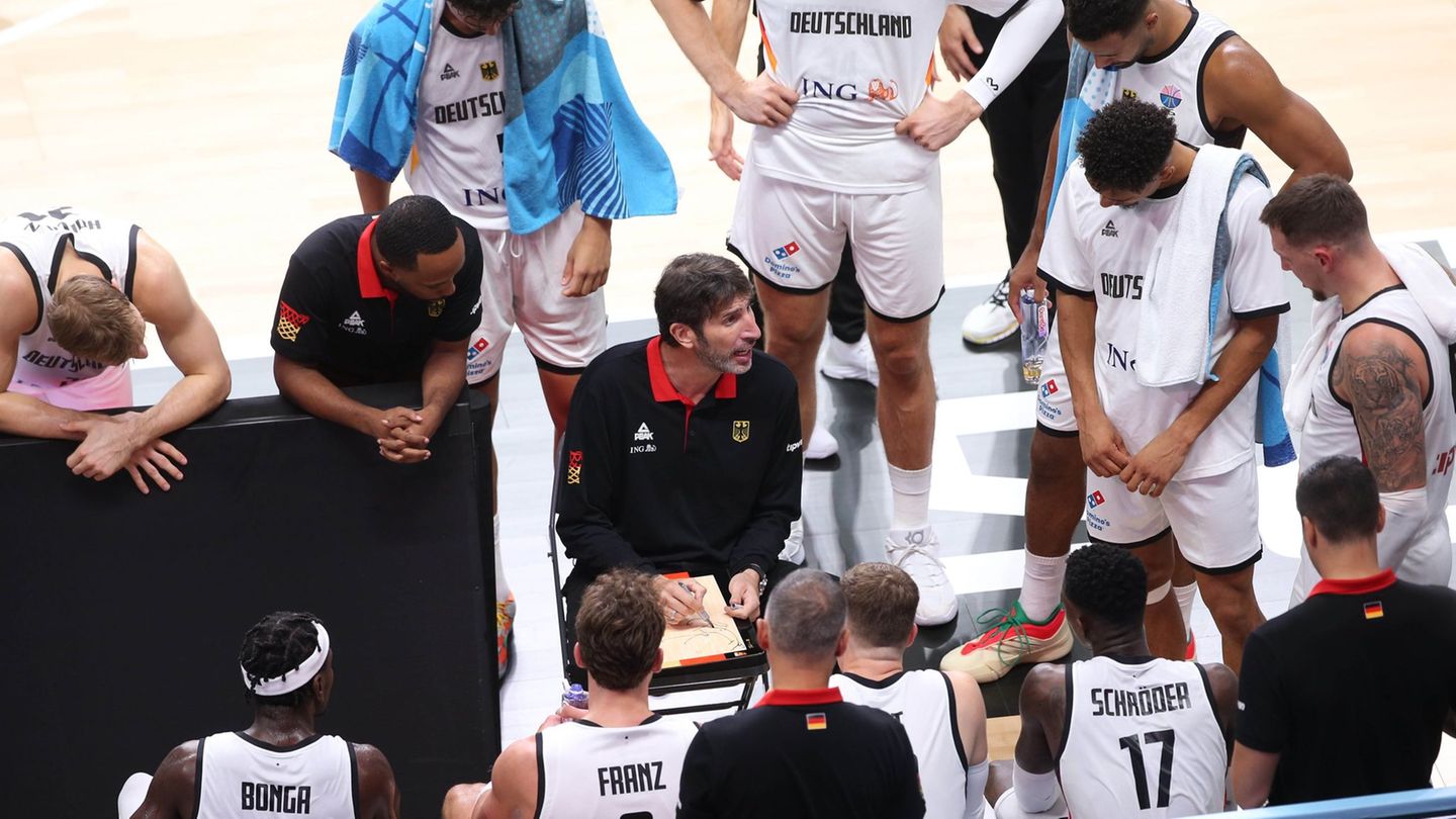 Bundestrainer Alex Mumbru ist zurück - und Deutschlands Basketballer siegen auch für ihn. Foto: Matthias Stickel/dpa