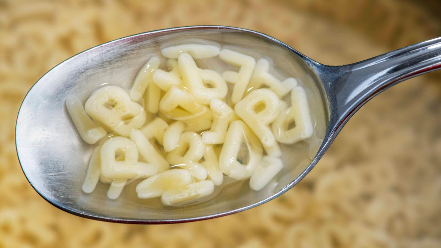 Legasthenie: Buchstabensuppe im Kopf: Viele Menschen mit Legasthenie schämen sich dafür, nicht richtig lesen und schreiben zu können Buchstabensuppe im Kopf: Viele Menschen mit Legasthenie schämen sich dafür, nicht richtig lesen und schreiben zu können