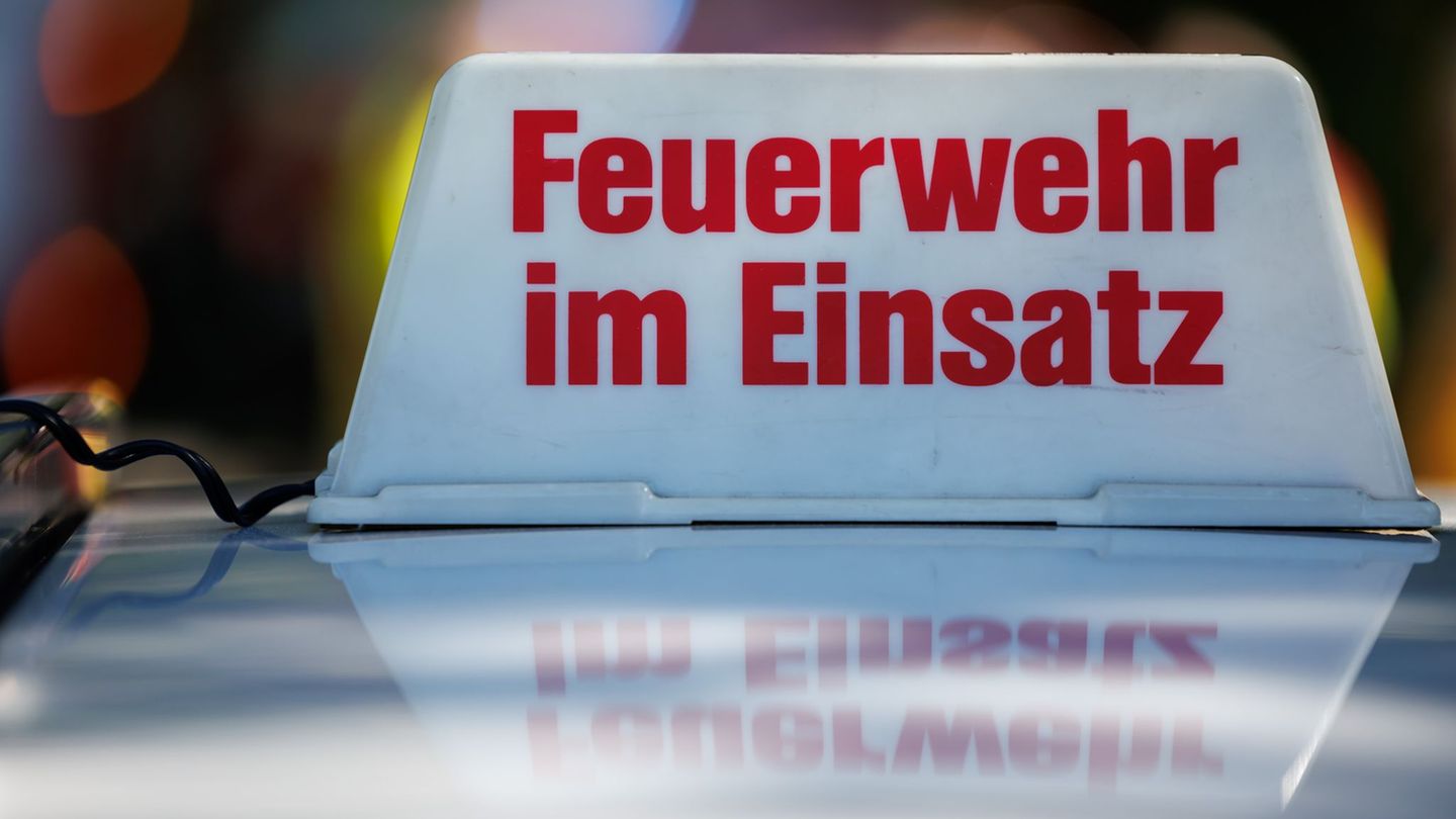 Die Feuerwehrleute löschten das Feuer zügig. (Symbolbild) Foto: Daniel Karmann/dpa
