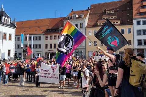 Unter dem Motto "Vielfalt verteidigen! Glitzer gegen Hass!" haben Hunderte Menschen in Freiberg den zweiten Christopher Street D