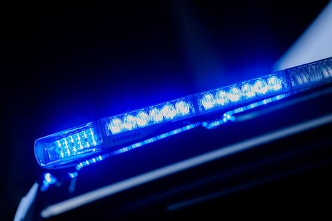 Ein 16-Jähriger rast in einem gestohlenen Auto durch Bochum und Witten. An Bord vier weitere Jugendliche, die verletzt werden. (