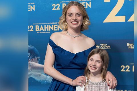 Zoë Baier (hier mit Film-Schwester Luna Wedler) strahlt bei der Premiere des Kinofilms "22 Bahnen" in München. Zudem wirkte si