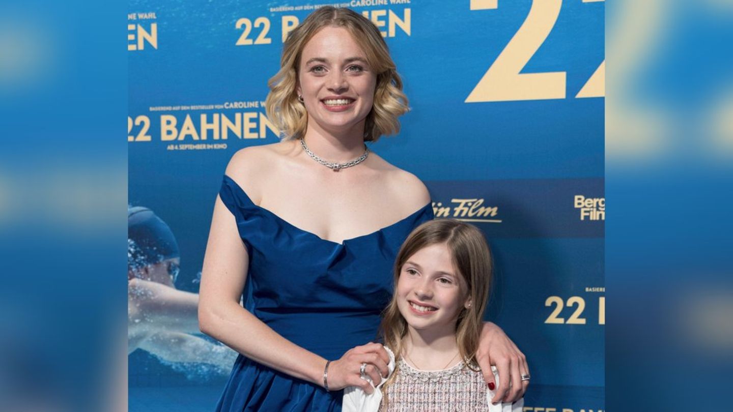 Zoë Baier (hier mit Film-Schwester Luna Wedler) strahlt bei der Premiere des Kinofilms "22 Bahnen" in München. Zudem wirkte si