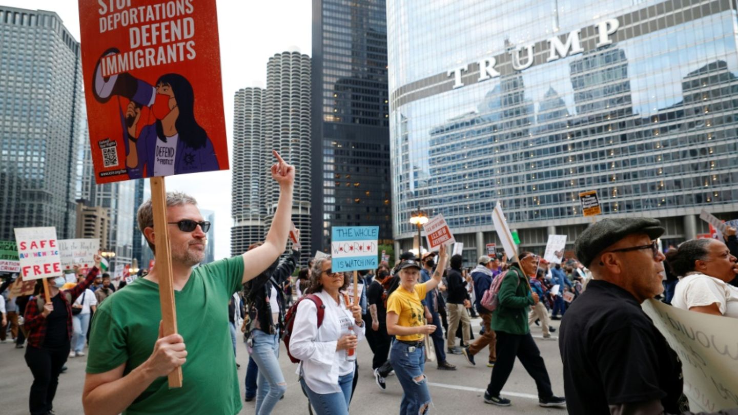 Demonstranten vor Trump-Tower in Chicago