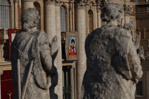 Am Petersdom hängt ein überlebensgroßes Bild des neuen Heiligen. Foto: Marco Iacobucci/IPA via ZUMA Press/dpa