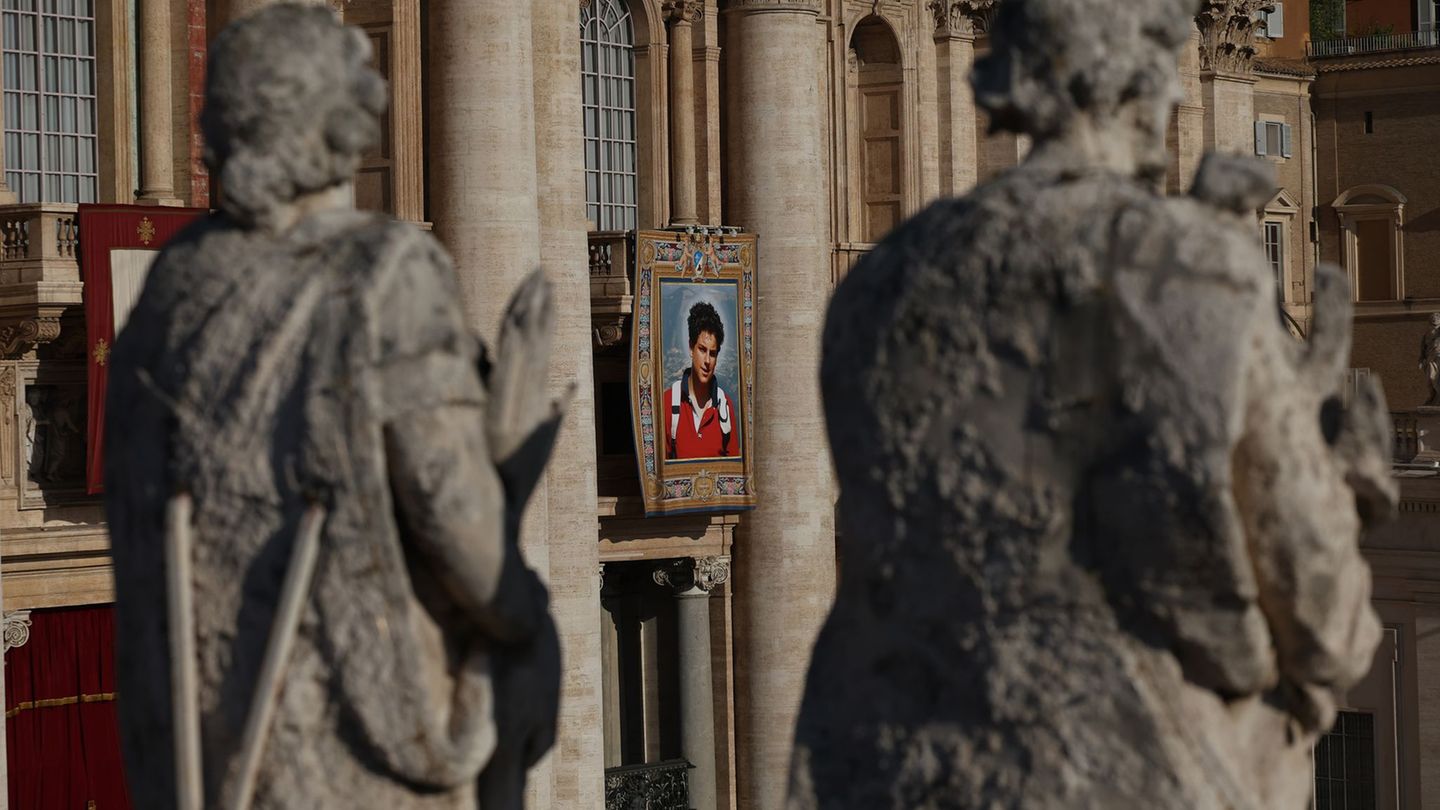 Am Petersdom hängt ein überlebensgroßes Bild des neuen Heiligen. Foto: Marco Iacobucci/IPA via ZUMA Press/dpa