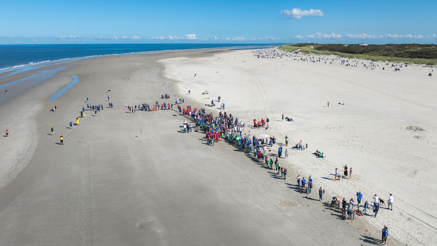 Hunderte Ostfriesen haben sich am Badestrand von Spiekeroog im Klootschießen gemessen - eigentlich wird bei dem Friesensport son