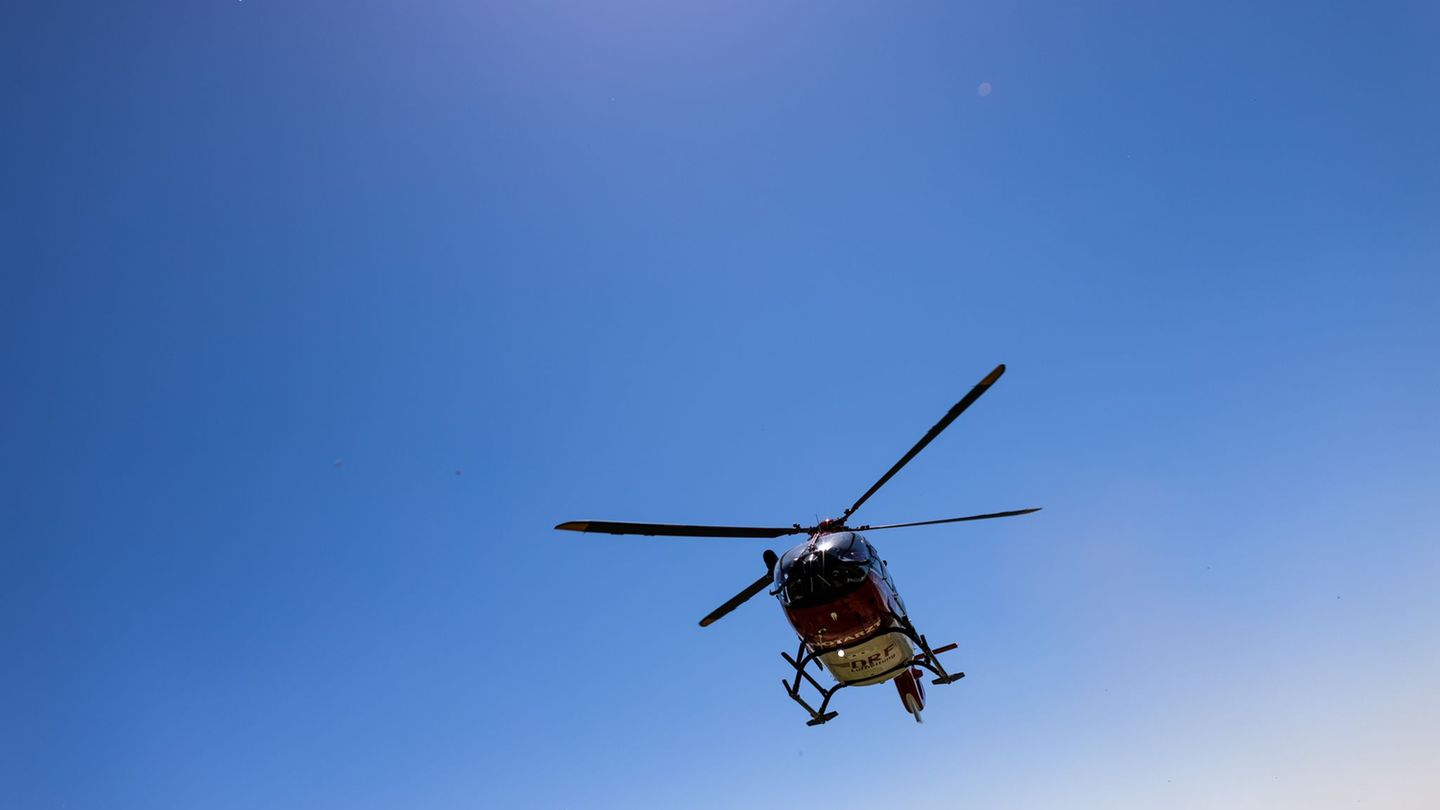 Ein Rettungshubschrauber brachte die 12-Jährige in ein Krankenhaus. (Symbolbild) Foto: Philipp von Ditfurth/dpa