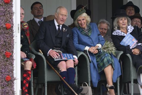 Charles und Camilla schauten am 6. September interessiert bei den Braemar Gathering Highland Games zu.