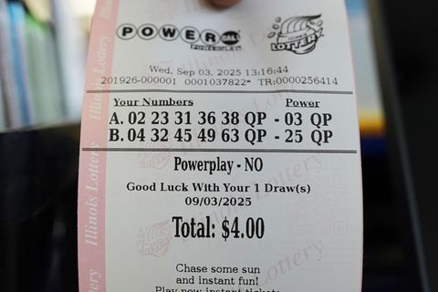 Ein Spieler zeigt sein Powerball-Los. Zwei Lotto-Spieler in den USA dürfen sich über einen großen Gewinn freuen