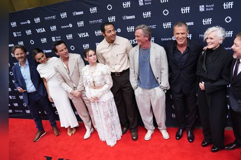 Ram Bergman (v.l.), Mila Kunis, Andrew Scott, Cailee Spaeny, Daryl McCormack, Daniel Craig, Josh Brolin, Glenn Close und Rian