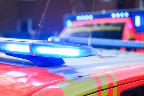 Blaulichter leuchten an einer Einsatzstelle auf einem Notarzt Fahrzeug und einem Rettungswagen