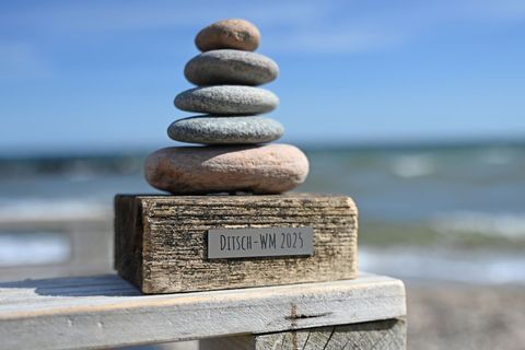Bei der Ditsch-Weltmeisterschaft messen sich Einheimische und Urlauber an der Ostsee im Steineditschen. Foto: David Hammersen/dp