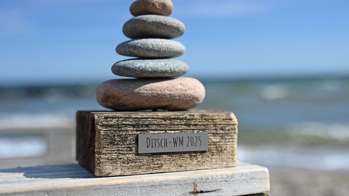 Bei der Ditsch-Weltmeisterschaft messen sich Einheimische und Urlauber an der Ostsee im Steineditschen. Foto: David Hammersen/dp