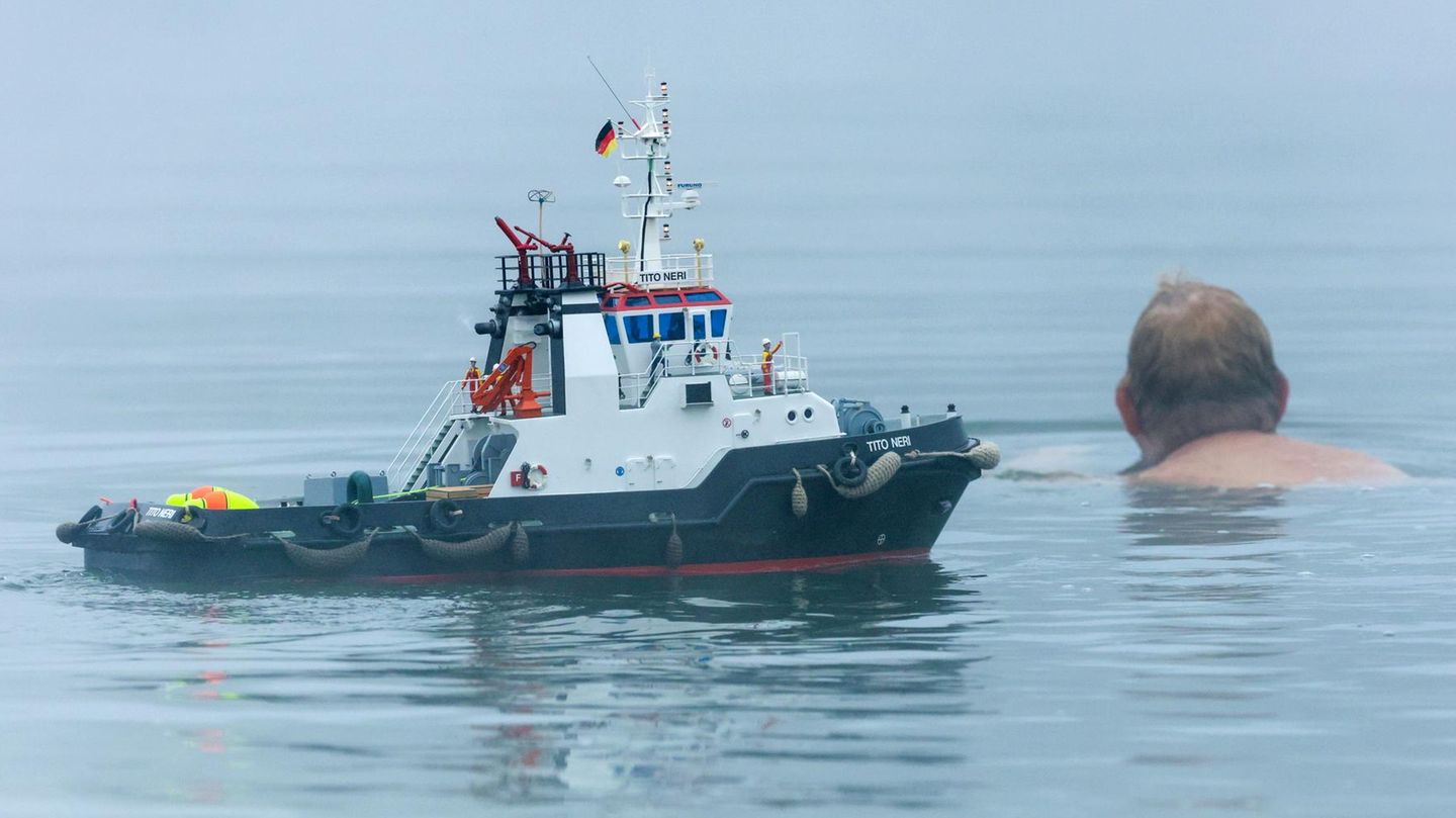 7. September: Kleiner großer Rettungseinsatz? Ertingen, Baden-Württemberg. Ja, man muss beim Blick auf dieses Bild zweimal hingucken. Und nein, in Baden-Württemberg sind nicht die Riesen ausgebrochen. Im Nebel über dem Schwarzachtalsee treffen sich ein morgendlicher Schwimmer und ein Modellboot in Form eines Schleppers. Alles eine Frage der Perspektive