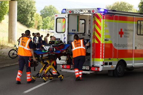 Einsatzkräfe von dem Deutschen Roten Kreuz versorgen verunglückte Radfahrer nach den Massenstürzen bei Bad Dürrheim