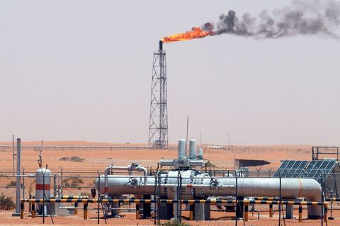 Saudi-Arabien und sieben weitere Länder drehen den Ölhahn weiter auf. (Archivbild) Foto: Ali Haider/EPA/dpa