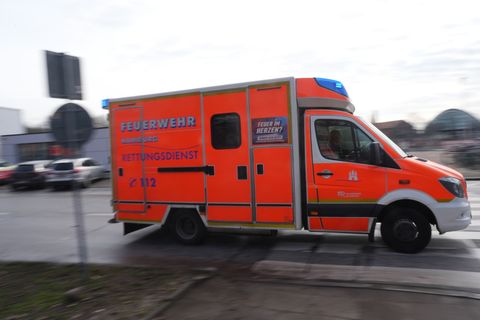 Eigentlich sollte der Ernstfall in Hamburg-Bergedorf nur geübt werden, doch dann mussten Verletzte versorgt werden (Symbolbild).