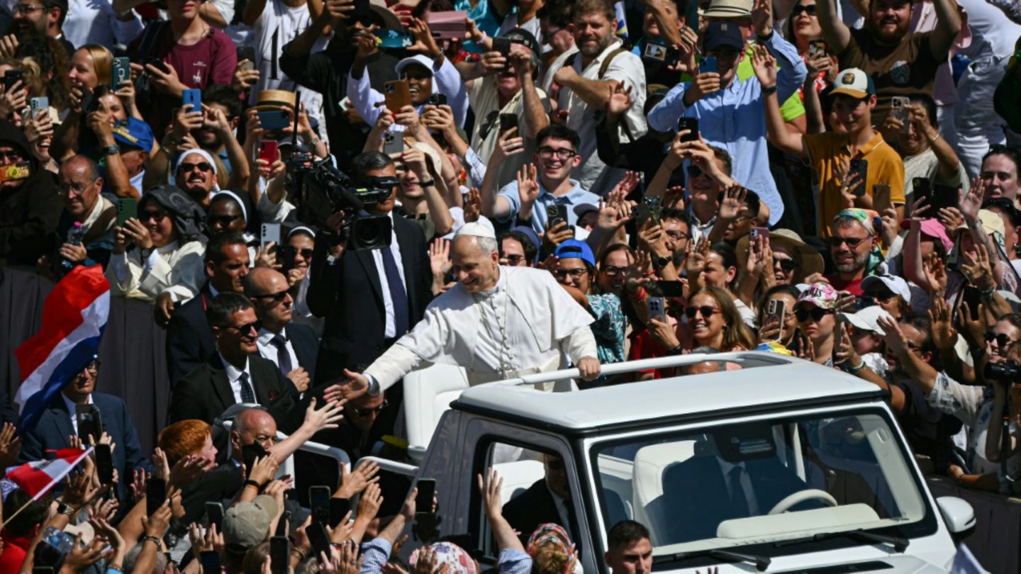 Papst Leo nimmt auf dem Petersplatz ein Bad in der Menge