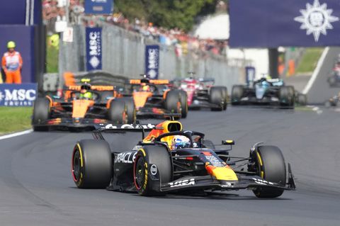 Nach seinem Manöver beim Start gab Verstappen kurz die Führung wieder her. Foto: Antonio Calanni/AP/dpa