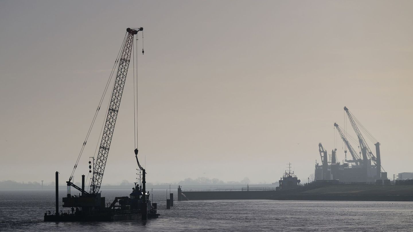 Durch Rammschläge auch an Sonntagen sollen im Hafen von Cuxhaven neue Terminalflächen entstehen. (Archivbild) Foto: Philipp Schu