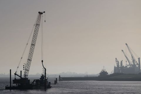 Durch Rammschläge auch an Sonntagen sollen im Hafen von Cuxhaven neue Terminalflächen entstehen. (Archivbild) Foto: Philipp Schu