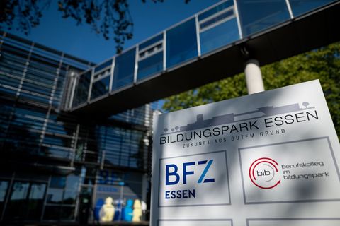 Nach der Messerattacke an einem Essener Berufskolleg geht die Schule wieder los. (Archivbild) Foto: Fabian Strauch/dpa