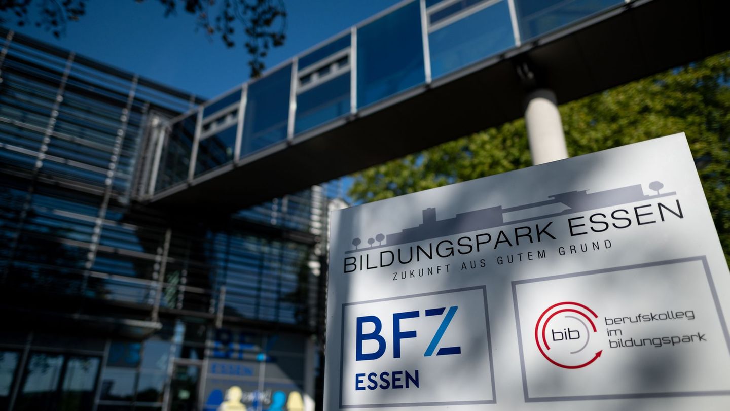 Nach der Messerattacke an einem Essener Berufskolleg geht die Schule wieder los. (Archivbild) Foto: Fabian Strauch/dpa