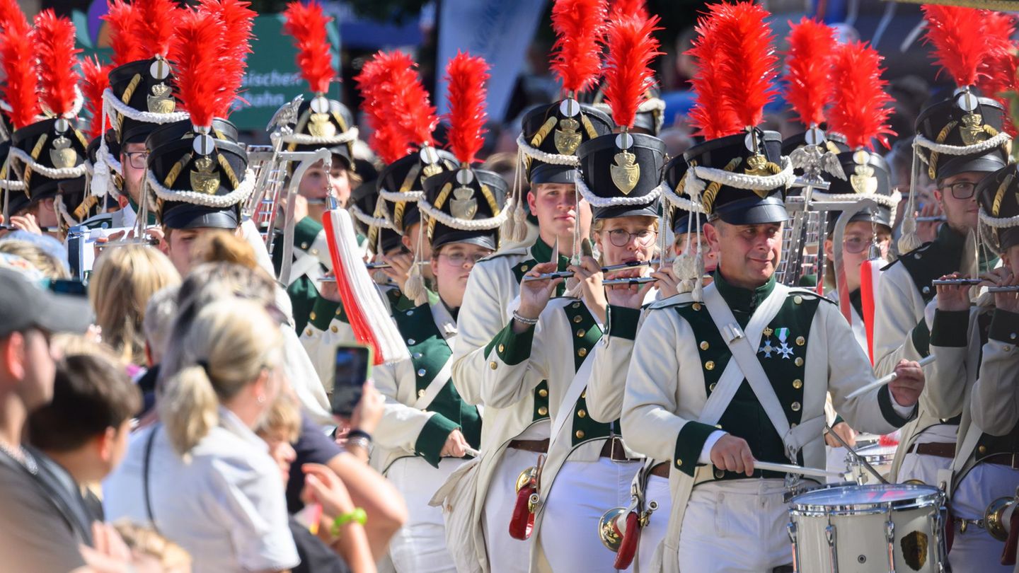 Der Radeberger Spielmannszug nimmt beim 30. Tag der Sachsen am Festumzug auf dem Marktplatz teil. Der Tag der Sachsen ist das gr