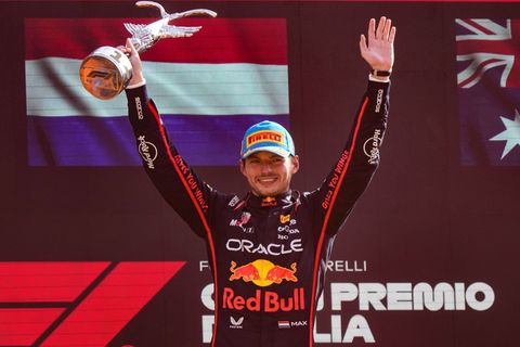 Endlich wieder ein Siegerpokal - 112 Tage musste Verstappen darauf warten. Foto: Luca Bruno/AP/dpa