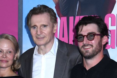 Daniel Neeson (re.) neben seinem Vater bei der New Yorker Premiere von "Die nackte Kanone".