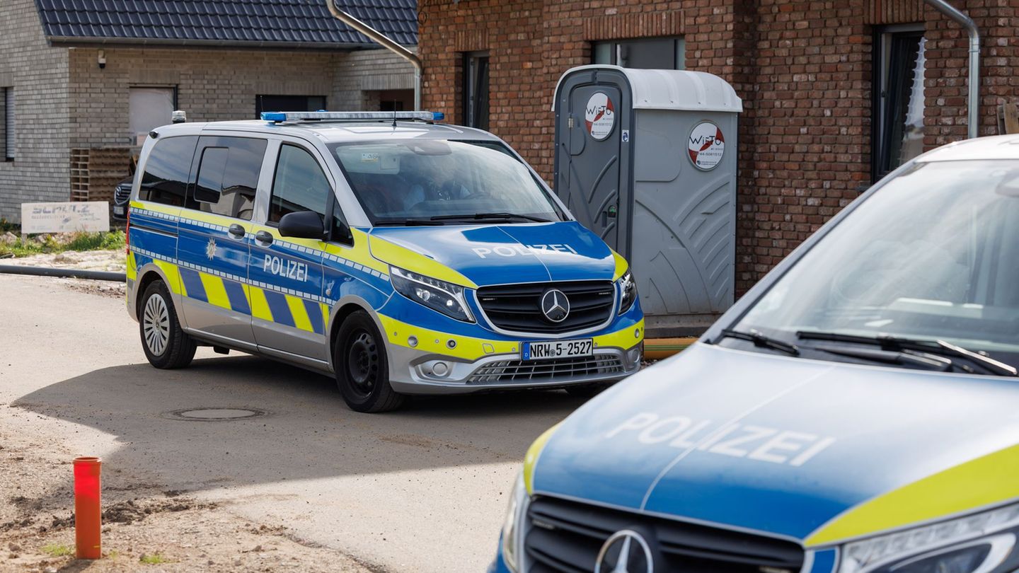 Nach Schüssen auf ein Wohnhaus hat die Polizei in Lübbecke bei Bielefeld einen Verdächtigen festgenommen. Foto: Friso Gentsch/dp