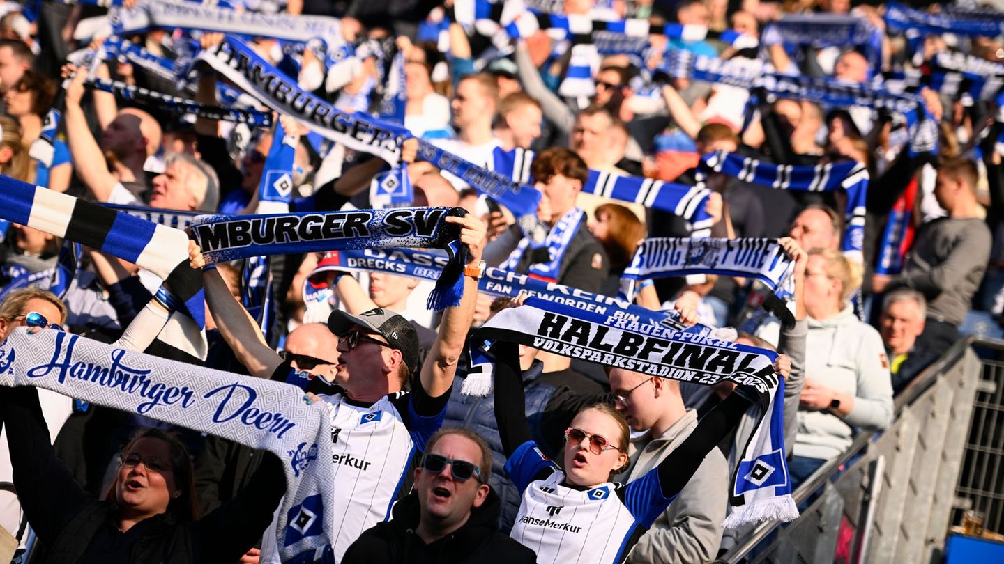 Fans jubeln den Frauen des HSV zu. (Archiv) Foto: Gregor Fischer/dpa