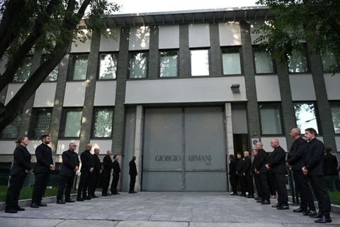 Armanis Sicherheitsleute im Gedenken vor dem Firmensitz