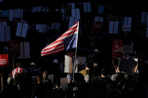 Viele in Chicago protestieren gegen Trump. Foto: Carolyn Kaster/AP/dpa