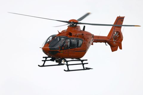 Auch zwei Rettungshubschrauber waren an der Unfallstelle im Einsatz. (Symbolbild) Foto: Oliver Berg/dpa