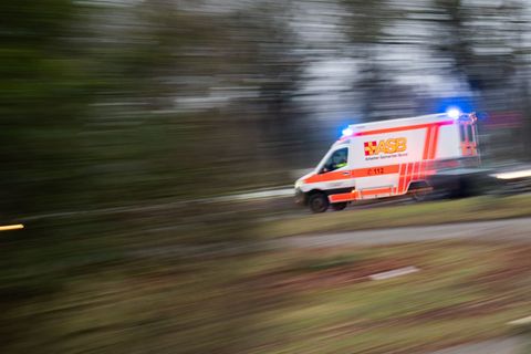 Der Motorradfahrer starb noch an der Unfallstelle. (Symbolbild) Foto: Julian Stratenschulte/dpa