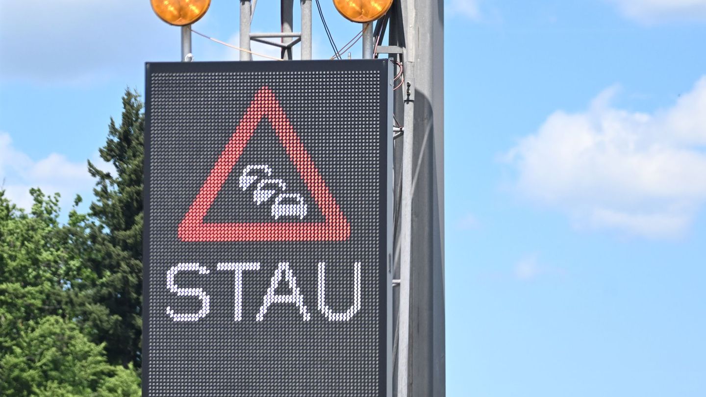Der Verkehr staute sich nach dem Unfall auf über 30 Kilometern. (Symbolbild) Foto: Bernd Weißbrod/dpa