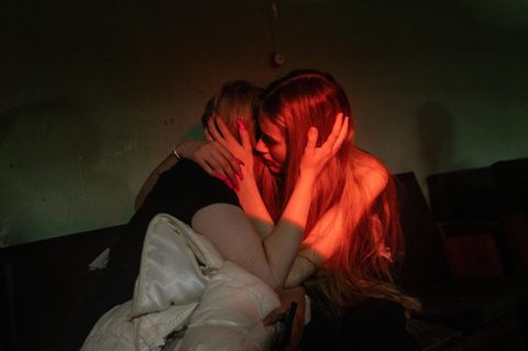 Ukraine: Frauen in einem Luftschutzraum