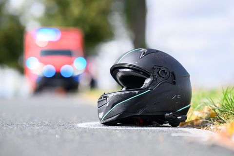 Der Motorradfahrer kam schwer verletzt ins Krankenhaus. (Symbolbild) Foto: Julian Stratenschulte/dpa