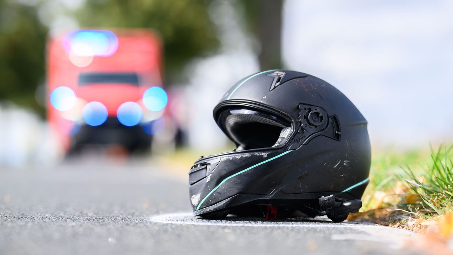 Der Motorradfahrer kam schwer verletzt ins Krankenhaus. (Symbolbild) Foto: Julian Stratenschulte/dpa