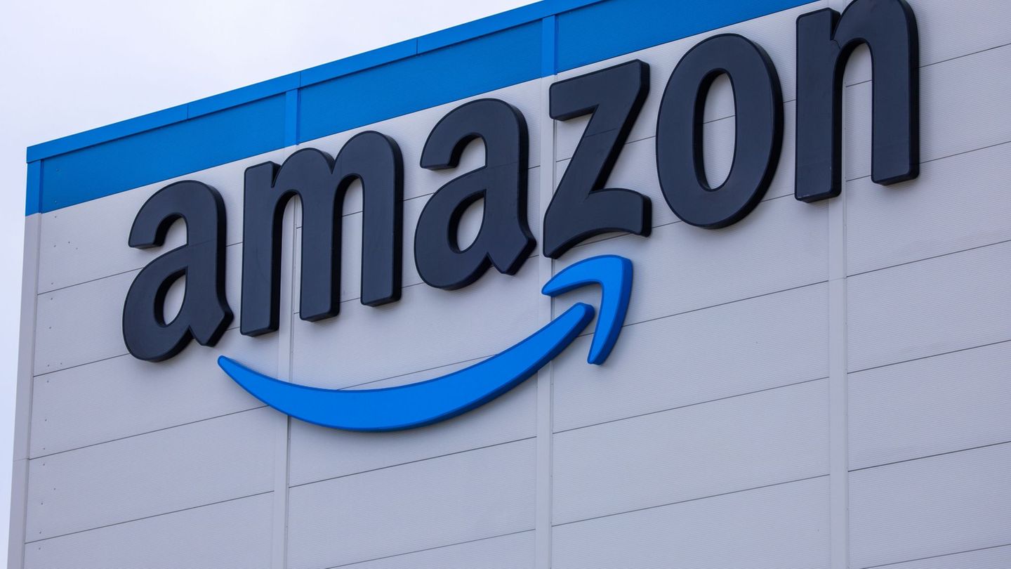 Das Logo von Amazon passt zur Entwicklung der Arbeitsplätze in Werne: Es geht bergauf. (Archivbild) Foto: Jens Büttner/dpa