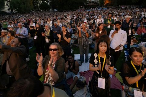 Besucher des Freiluft-Konzerts in Wien